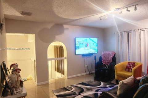 Touwnhouse à vendre à Miramar, Floride: 3 chambres, 111.48 m2 № 1775974 - photo 1