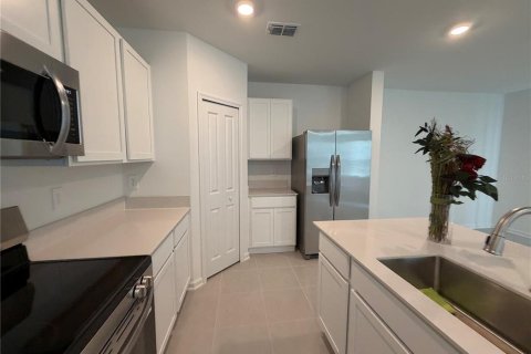 House in Eustis, Florida 4 bedrooms, 174.1 sq.m. № 2230885 - photo 7