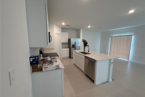 House in Eustis, Florida 4 bedrooms, 174.1 sq.m. № 2230885 - photo 3