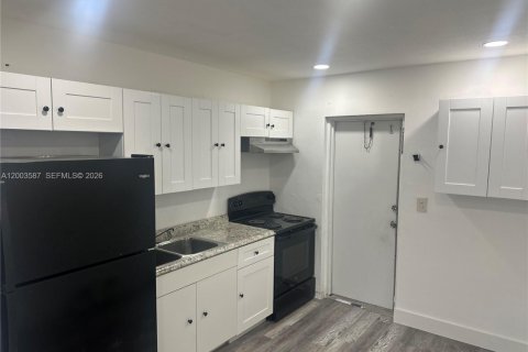 House in Fort Lauderdale, Florida 2 bedrooms, 196.58 sq.m. № 2068952