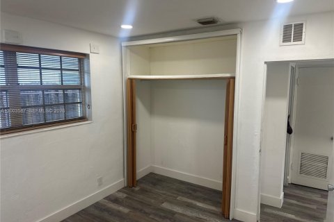 House in Fort Lauderdale, Florida 2 bedrooms, 196.58 sq.m. № 2068952 - photo 5