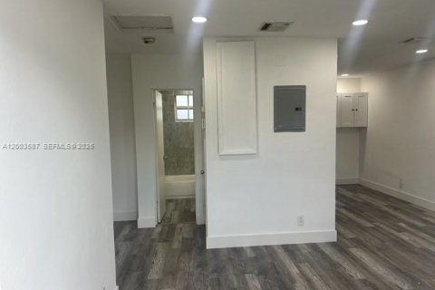 House in Fort Lauderdale, Florida 2 bedrooms, 196.58 sq.m. № 2068952 - photo 2