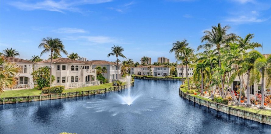 House in Aventura, Florida 4 bedrooms, 233.46 sq.m. № 1688897