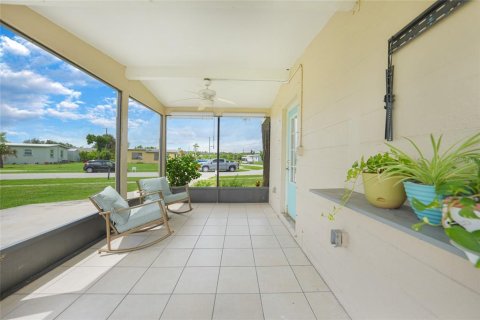 Villa ou maison à vendre à North Port, Floride: 2 chambres, 60.2 m2 № 1840542 - photo 4
