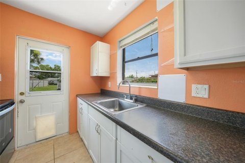 Villa ou maison à vendre à North Port, Floride: 2 chambres, 60.2 m2 № 1840542 - photo 11