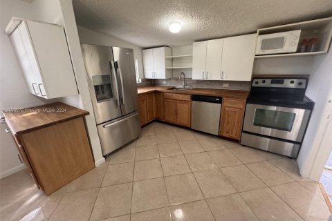 House in Miami, Florida 3 bedrooms, 69.86 sq.m. № 2039316 - photo 5