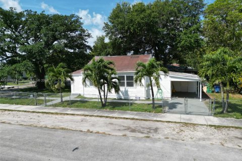 House in Miami, Florida 3 bedrooms, 69.86 sq.m. № 2039316 - photo 2
