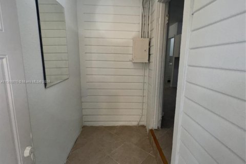 House in Miami, Florida 3 bedrooms, 69.86 sq.m. № 2039316 - photo 10