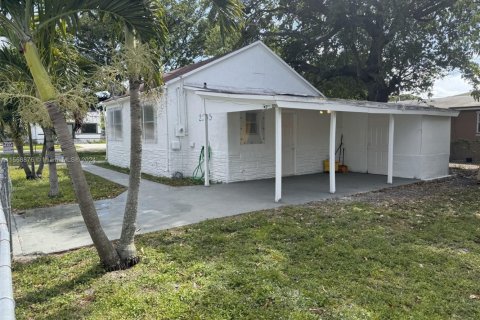 House in Miami, Florida 3 bedrooms, 69.86 sq.m. № 2039316 - photo 3