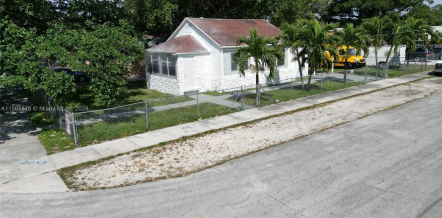 House in Miami, Florida 3 bedrooms, 69.86 sq.m. № 2039316