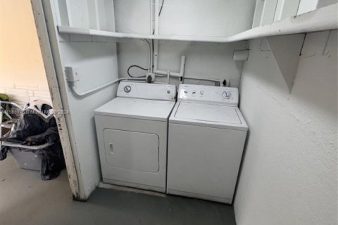 House in Miami, Florida 3 bedrooms, 69.86 sq.m. № 2039316 - photo 9