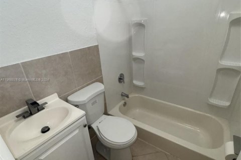 House in Miami, Florida 3 bedrooms, 69.86 sq.m. № 2039316 - photo 6