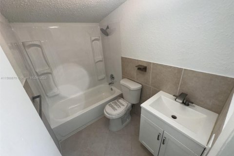 House in Miami, Florida 3 bedrooms, 69.86 sq.m. № 2039316 - photo 7