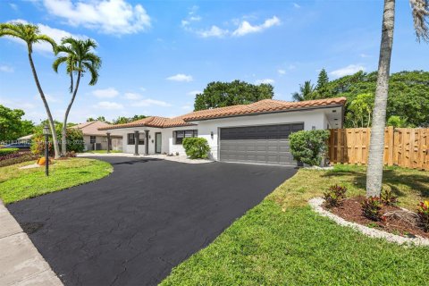 House in Plantation, Florida 4 bedrooms, 240.52 sq.m. № 1823945 - photo 4