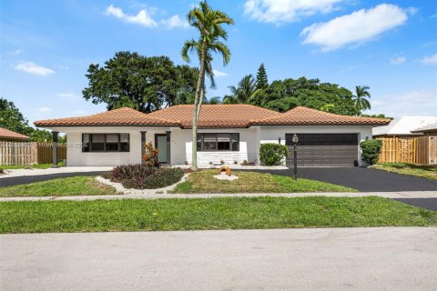 House in Plantation, Florida 4 bedrooms, 240.52 sq.m. № 1823945 - photo 2