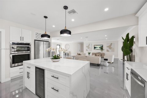 House in Plantation, Florida 4 bedrooms, 240.52 sq.m. № 1823945 - photo 19