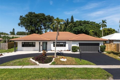 House in Plantation, Florida 4 bedrooms, 240.52 sq.m. № 1823945 - photo 1