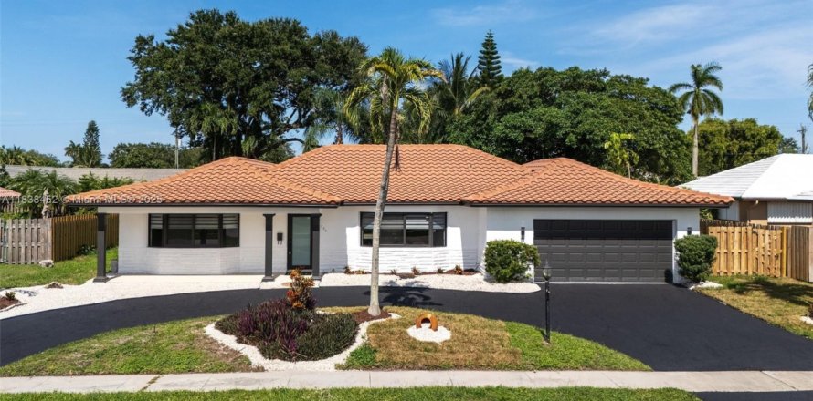 House in Plantation, Florida 4 bedrooms, 240.52 sq.m. № 1823945
