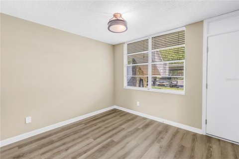 Condo in Saint Petersburg, Florida, 1 bedroom № 2110903 - photo 11
