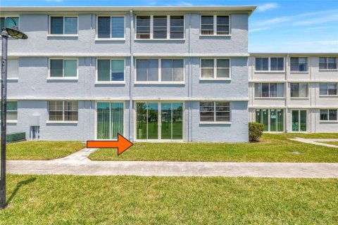 Condo in Saint Petersburg, Florida, 1 bedroom № 2110903 - photo 7