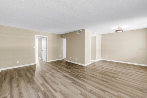 Condo in Saint Petersburg, Florida, 1 bedroom № 2110903 - photo 9
