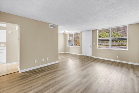 Condo in Saint Petersburg, Florida, 1 bedroom № 2110903 - photo 3