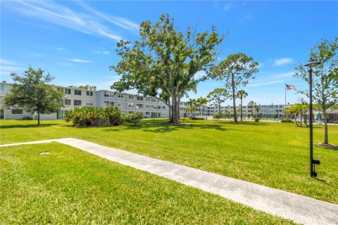 Condo in Saint Petersburg, Florida, 1 bedroom № 2110903 - photo 26