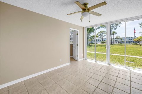 Condo in Saint Petersburg, Florida, 1 bedroom № 2110903 - photo 5