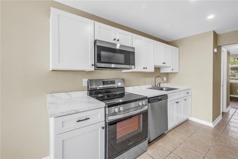 Condo in Saint Petersburg, Florida, 1 bedroom № 2110903 - photo 17