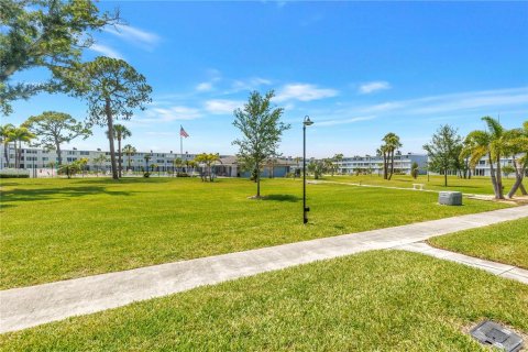 Condo in Saint Petersburg, Florida, 1 bedroom № 2110903 - photo 25