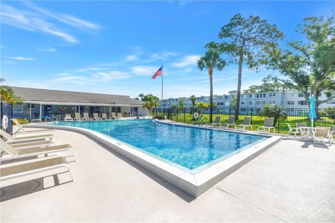 Condo in Saint Petersburg, Florida, 1 bedroom № 2110903 - photo 6