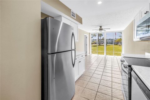 Condo in Saint Petersburg, Florida, 1 bedroom № 2110903 - photo 15