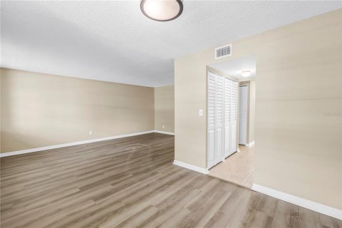 Condo in Saint Petersburg, Florida, 1 bedroom № 2110903 - photo 12