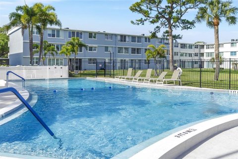 Condo in Saint Petersburg, Florida, 1 bedroom № 2110903 - photo 27
