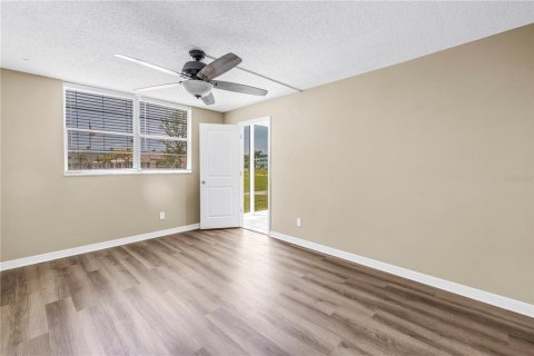 Condo in Saint Petersburg, Florida, 1 bedroom № 2110903 - photo 21