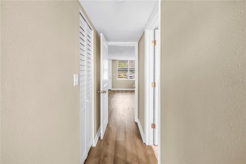 Condo in Saint Petersburg, Florida, 1 bedroom № 2110903 - photo 22