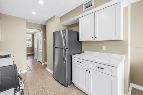 Condo in Saint Petersburg, Florida, 1 bedroom № 2110903 - photo 16