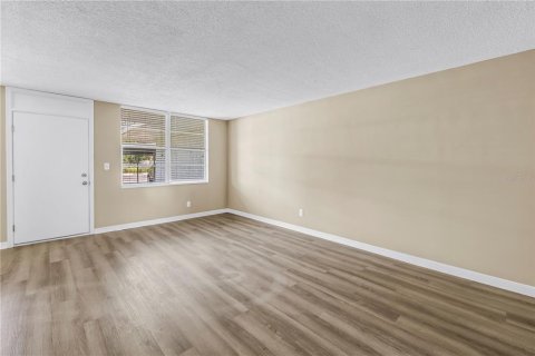 Condo in Saint Petersburg, Florida, 1 bedroom № 2110903 - photo 10
