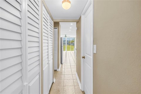 Condo in Saint Petersburg, Florida, 1 bedroom № 2110903 - photo 13