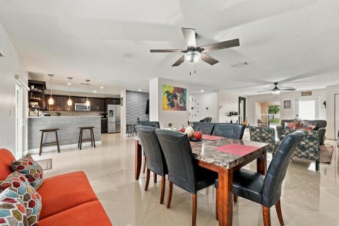 House in Coral Springs, Florida 3 bedrooms, 175.03 sq.m. № 2432151 - photo 12