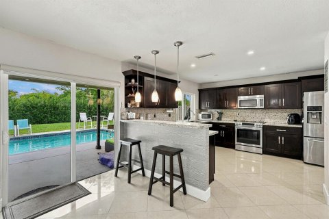House in Coral Springs, Florida 3 bedrooms, 175.03 sq.m. № 2432151 - photo 18