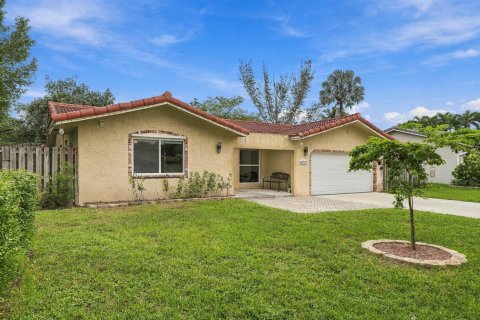 House in Coral Springs, Florida 3 bedrooms, 175.03 sq.m. № 2432151 - photo 3