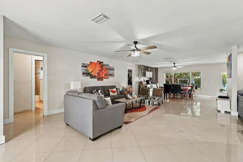 House in Coral Springs, Florida 3 bedrooms, 175.03 sq.m. № 2432151 - photo 7