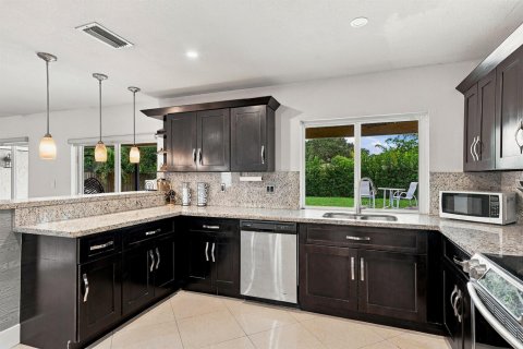 House in Coral Springs, Florida 3 bedrooms, 175.03 sq.m. № 2432151 - photo 21