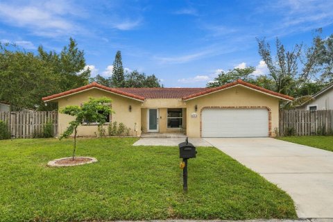 House in Coral Springs, Florida 3 bedrooms, 175.03 sq.m. № 2432151