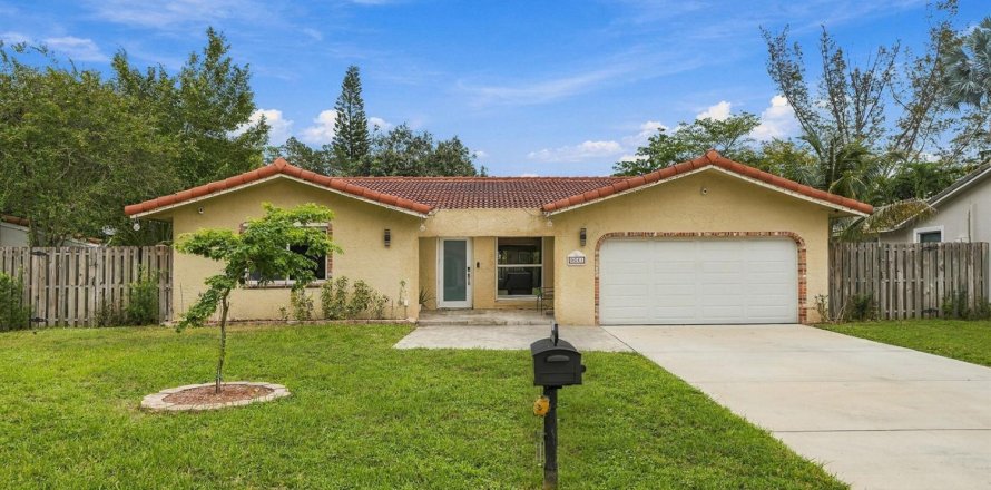 House in Coral Springs, Florida 3 bedrooms, 175.03 sq.m. № 2432151