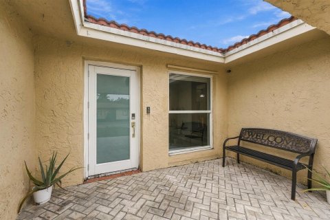 House in Coral Springs, Florida 3 bedrooms, 175.03 sq.m. № 2432151 - photo 4