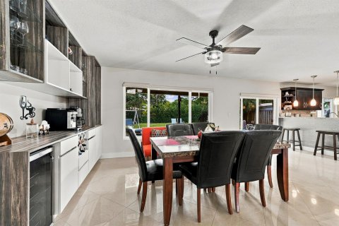 House in Coral Springs, Florida 3 bedrooms, 175.03 sq.m. № 2432151 - photo 11