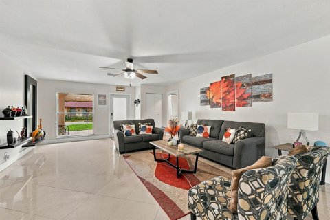 House in Coral Springs, Florida 3 bedrooms, 175.03 sq.m. № 2432151 - photo 9