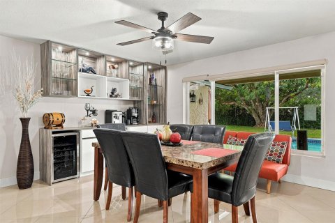 House in Coral Springs, Florida 3 bedrooms, 175.03 sq.m. № 2432151 - photo 13